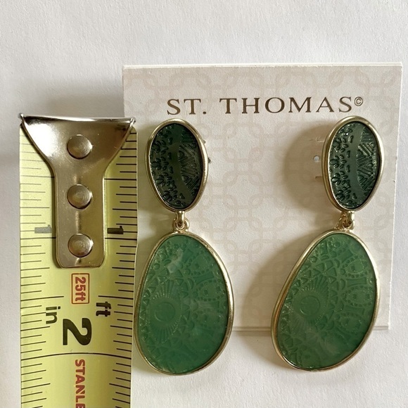 ST THOMAS Drop Earrings w/Post Back Green Glass Gold-Tone NWOT - Picture 3 of 4